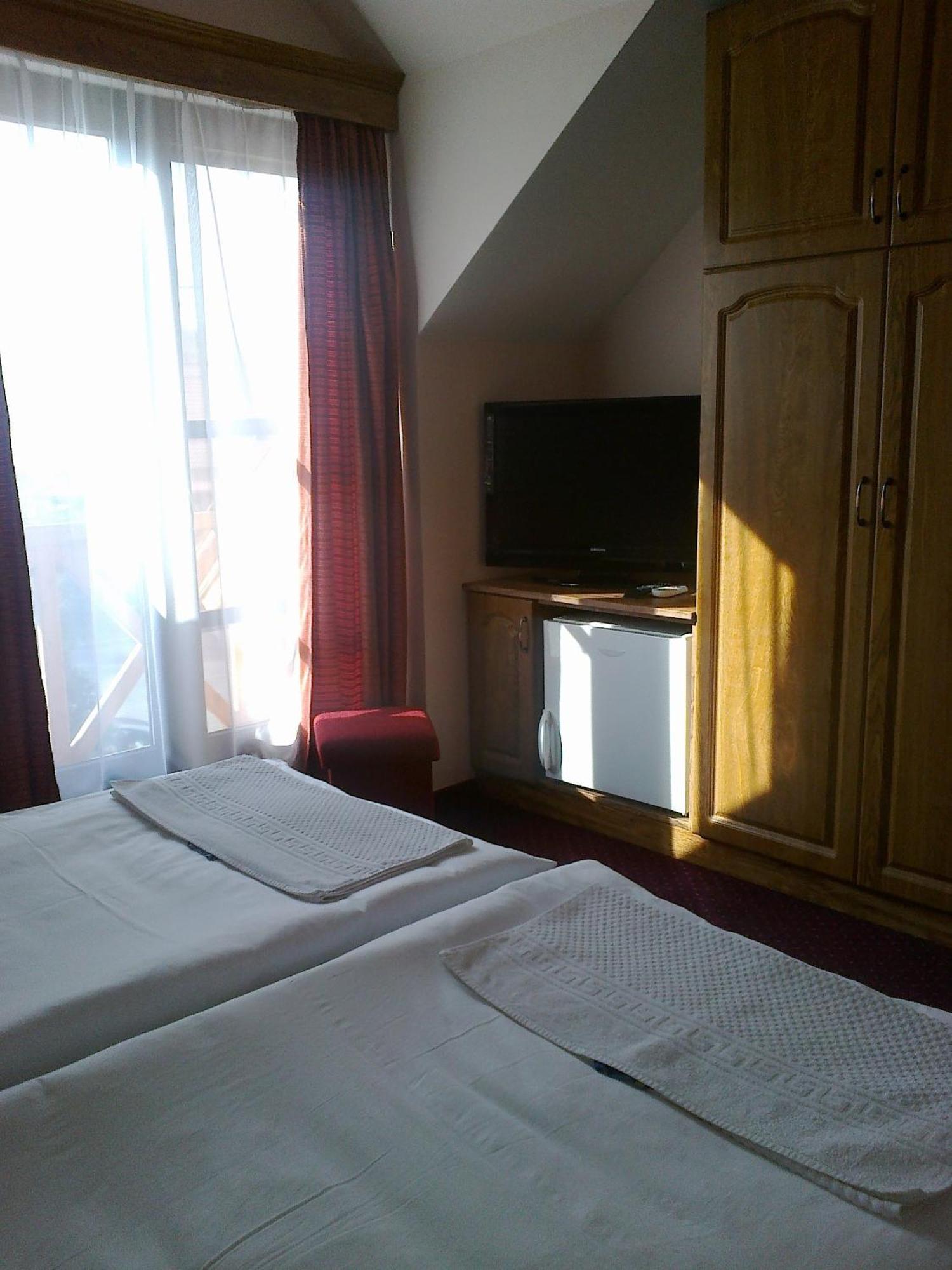 Hotel Györgyey Kastély Panzió és Étterem à Tápiógyörgye Extérieur photo